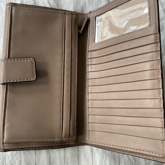 Michael Kors tri-fold Wallet - Picture 2 of 4